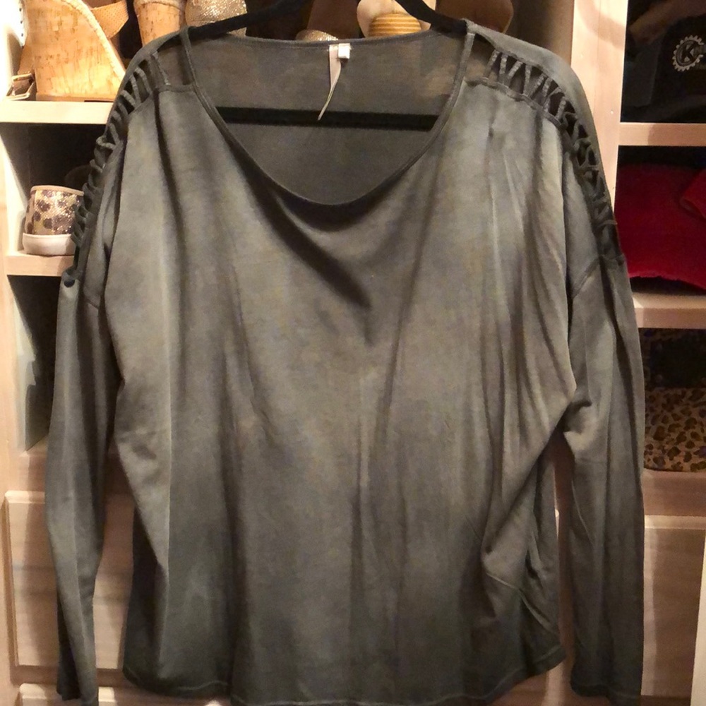 Gray long sleeve shirt